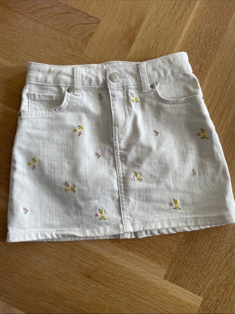 Cat and Jack White floral denim skirt size 6/7 small
